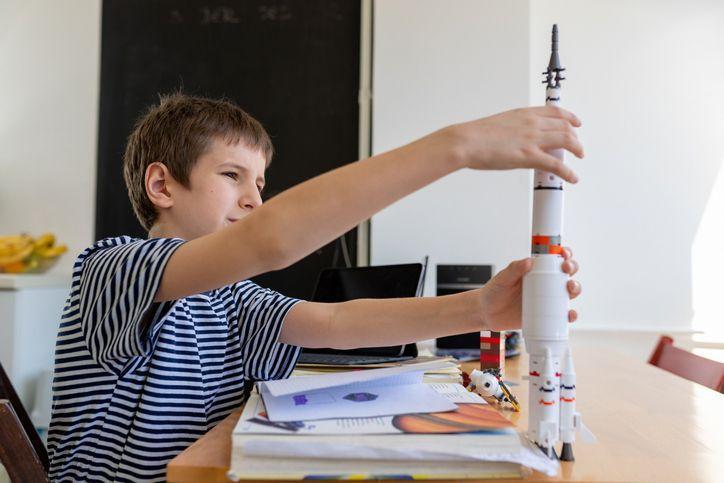 chłopczyk sklejający rakietę